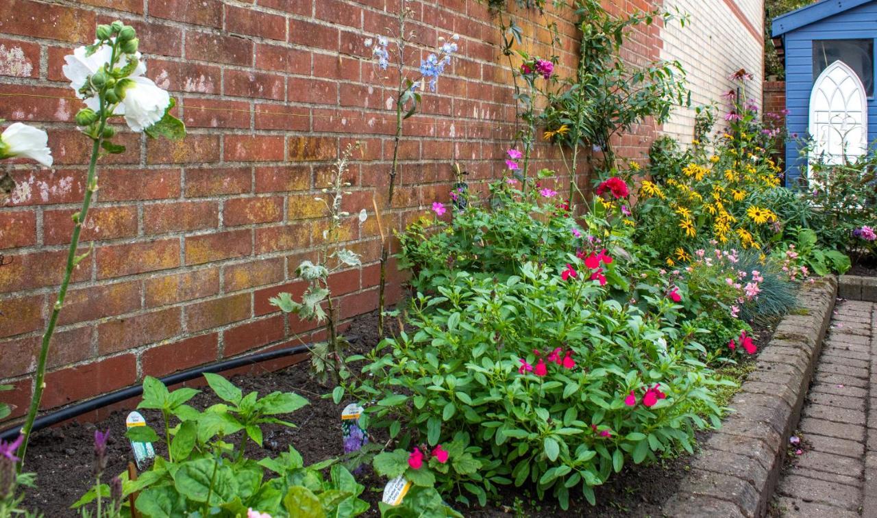 Bury St. Edmunds Stylish Town Centre House With Garden And Parking Oppositeヴィラ エクステリア 写真